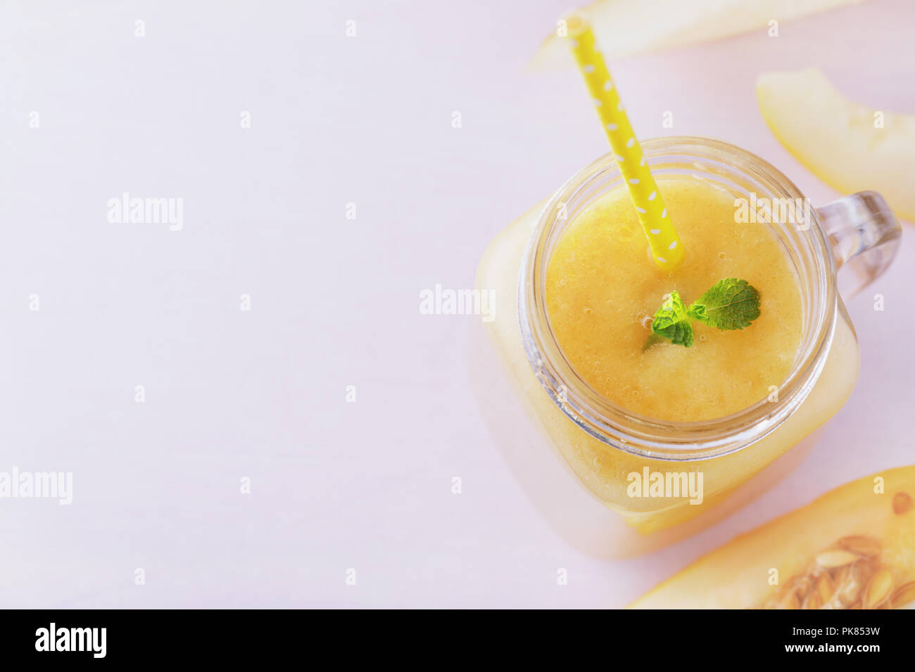 Smoothies aus reifen Melone in einem Glas mit Obst auf dem Tisch gekocht, Ansicht von oben. Essen mit Platz für Text Stockfoto