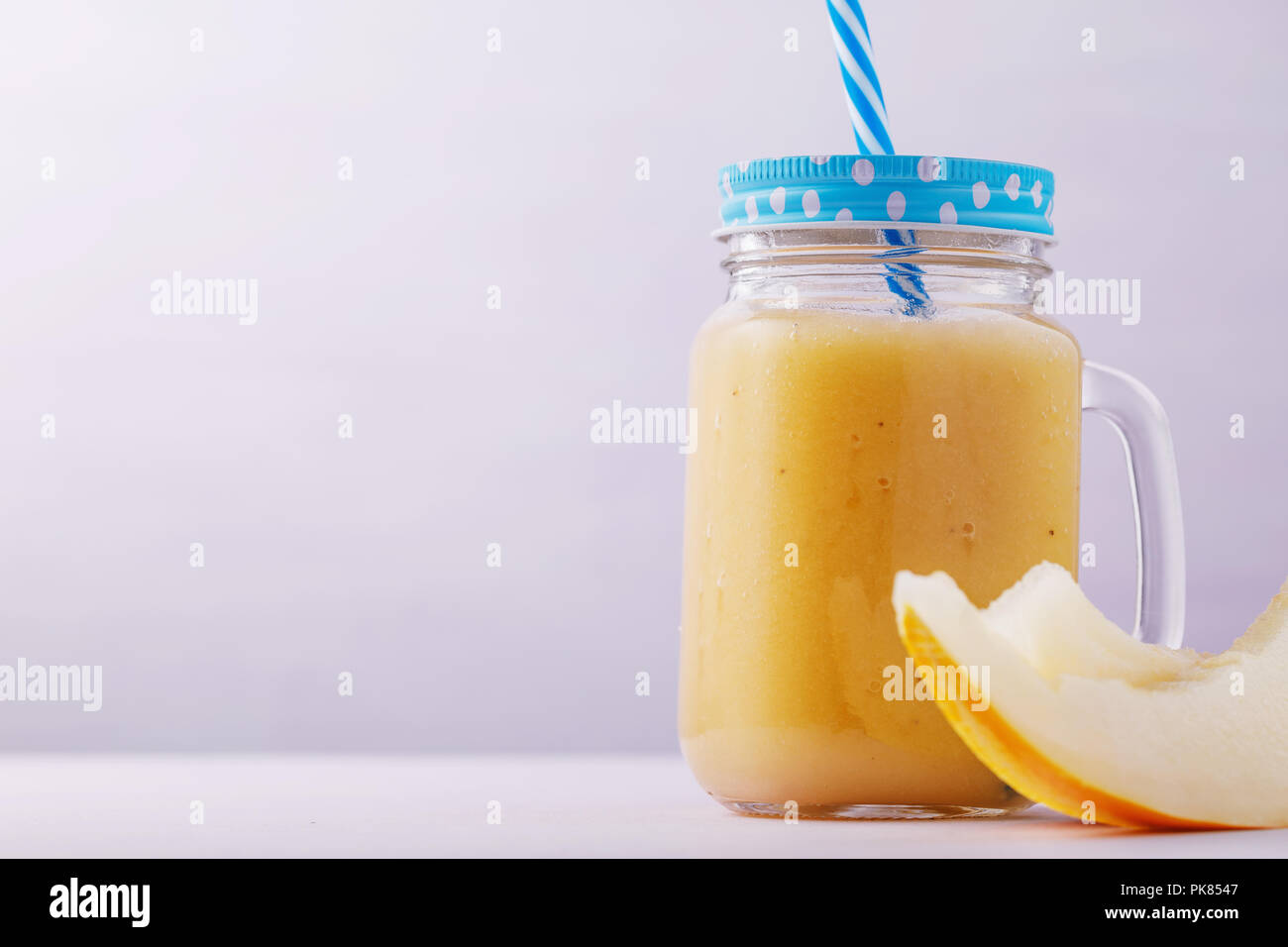 Smoothies im Glas, aus Stücken von Melone, mit Platz für Text Stockfoto