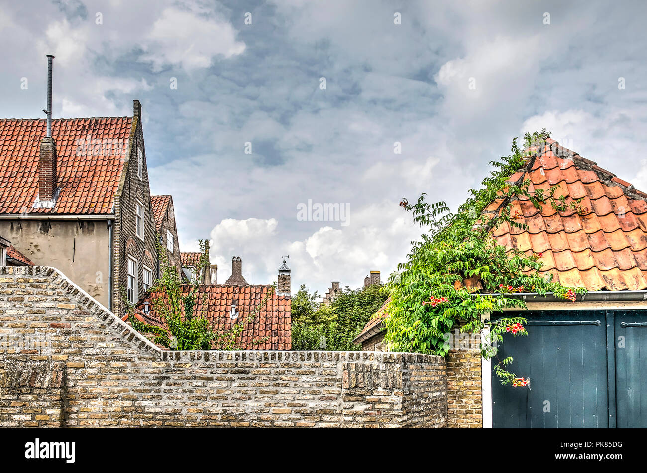 Heusden, Niederlande, 28. August 2018: mehrere Häuser, Wände und andere Bauten in der Altstadt unter einem sommerhimmel mit vereinzelten Wolken Stockfoto