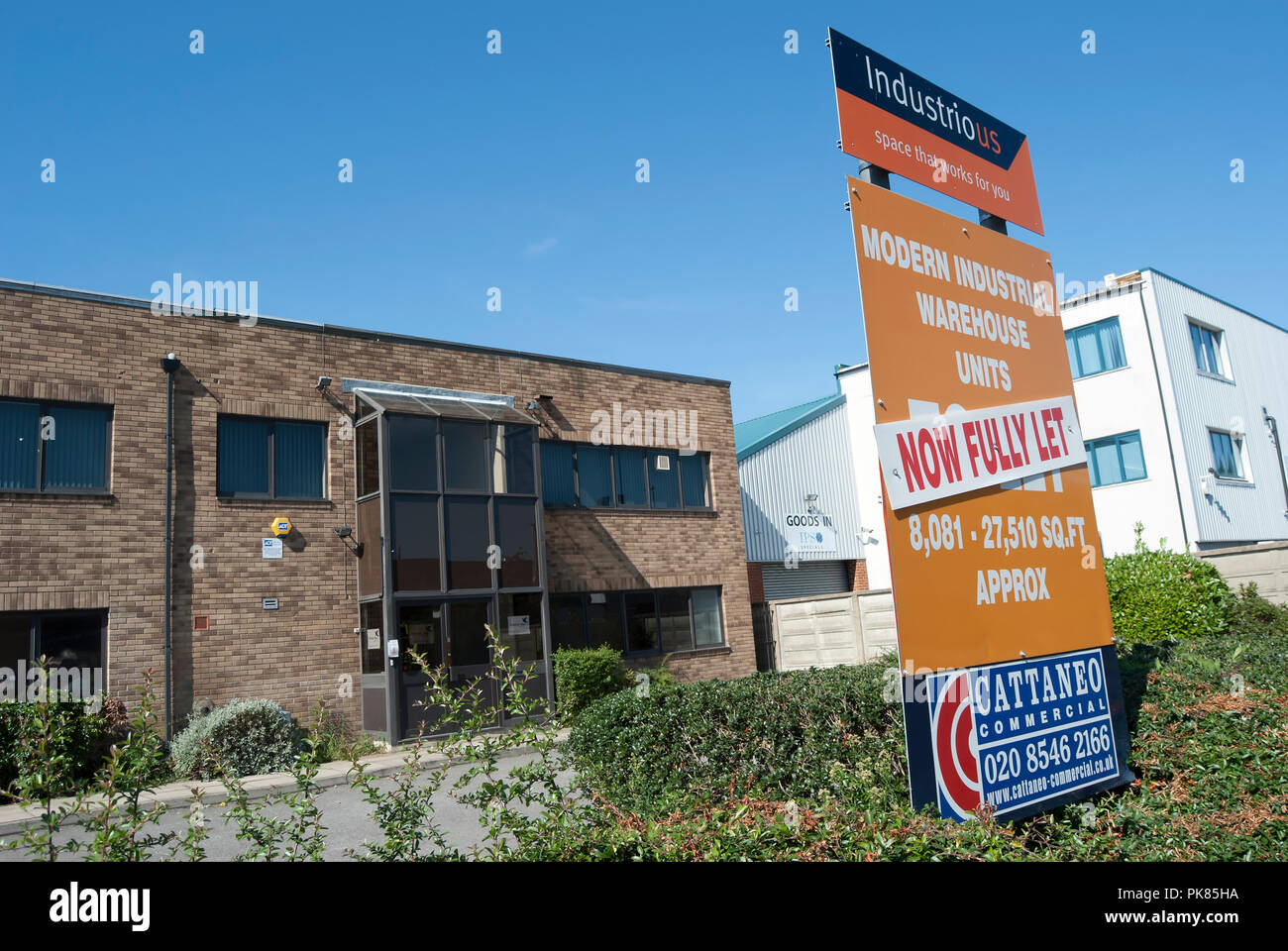 Nun voll auf industriellem Lager Einheit in West molesey, Surrey, England unterzeichnen lassen Stockfoto