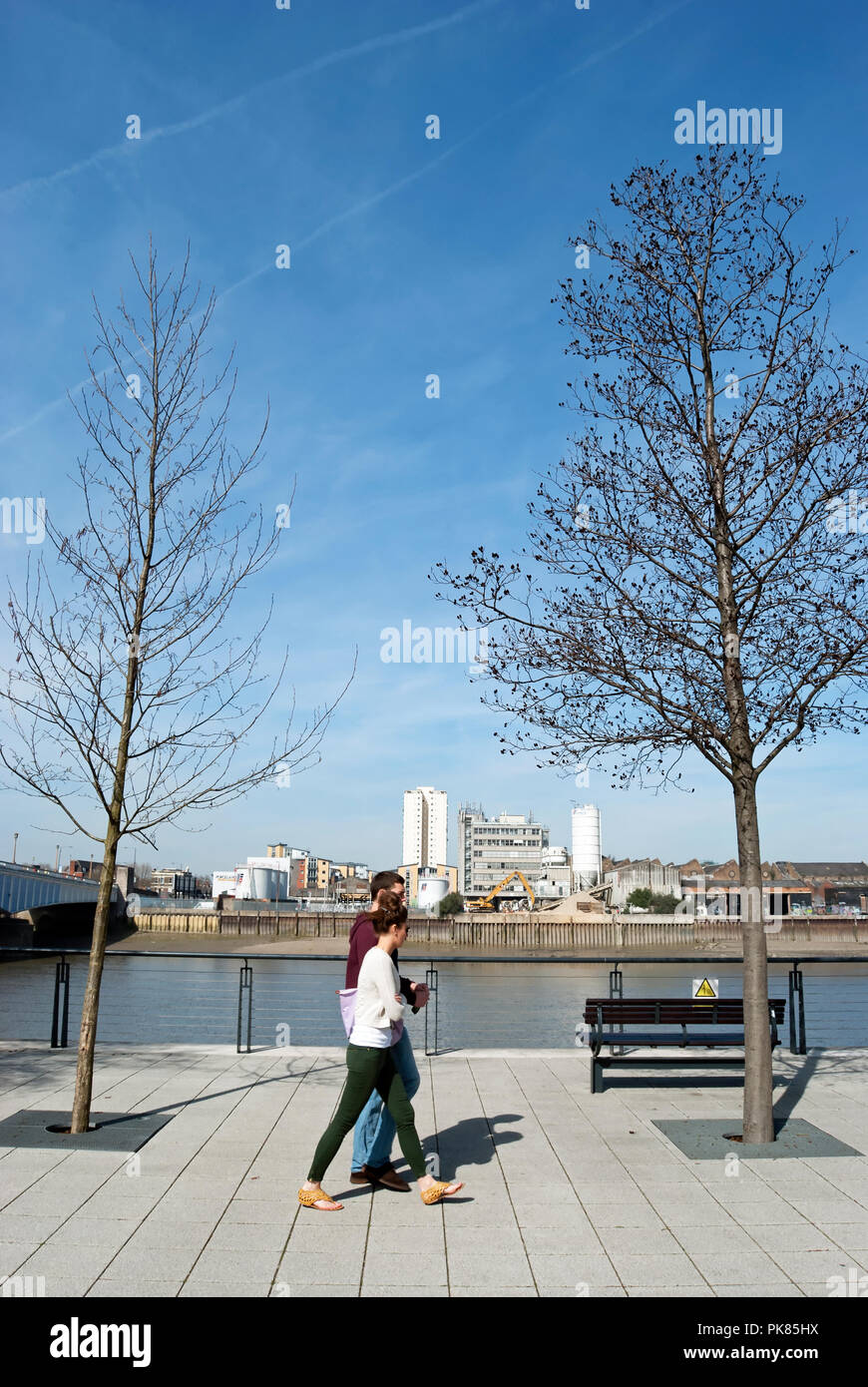 Junger Mann und Frau gehen an der Battersea erreichen, neben der Themse in der Nähe von Wandsworth Bridge, London, England Stockfoto