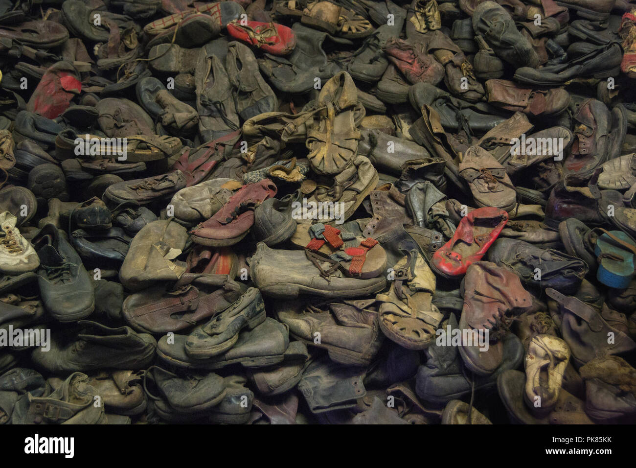 Auschwitz, Polen - 16. Februar 2018: Stapel der Schuhe von den Menschen, die von den Nazis in Auschwitz Birkenau Konzentrationslager getötet wurden. Stockfoto