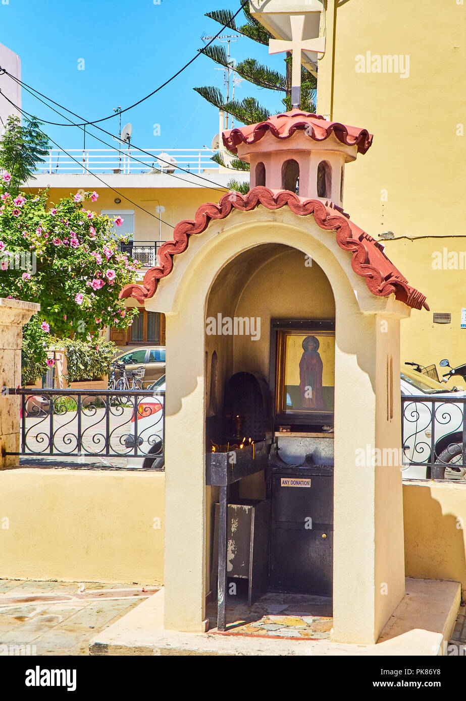 Kleine Griechisch-orthodoxe Kapelle Heiligtum in einer Straße von Kos, Region südliche Ägäis, Griechenland. Stockfoto