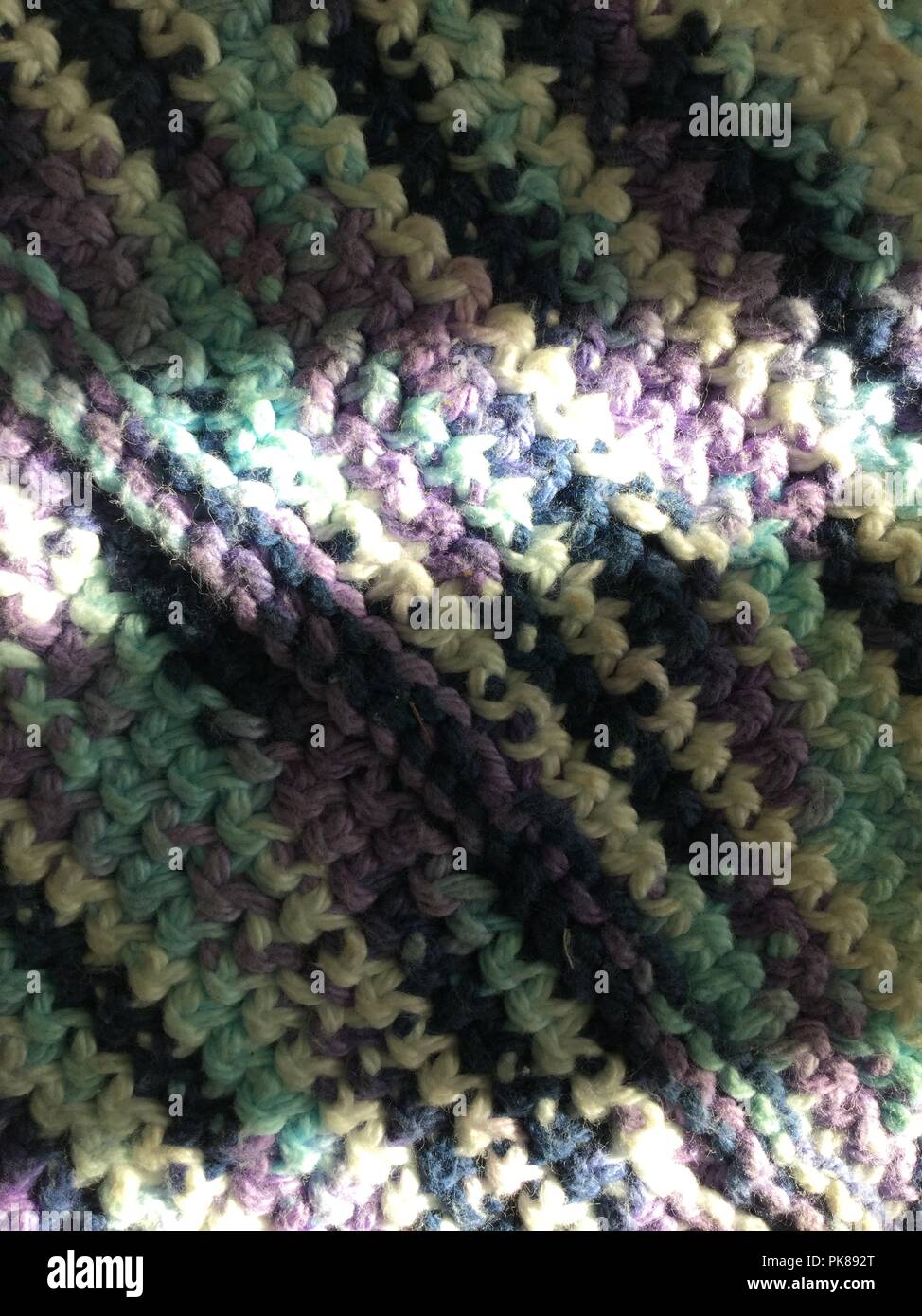 Gestrickte Reihen von Pastellfarben und mit hellen auffällig in der Mitte des Gewebes. Stockfoto