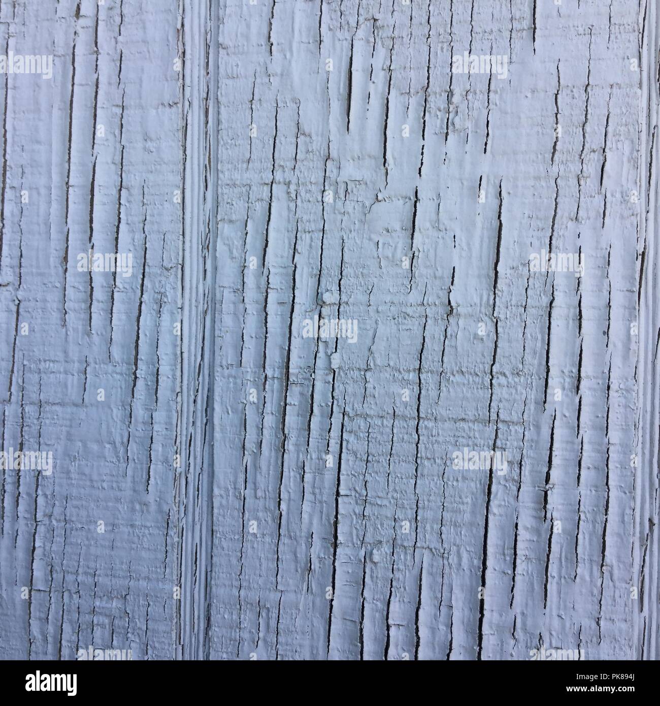 Weiße Risse im Lack auf Holz- Oberfläche, verwitterte Farbe. Stockfoto