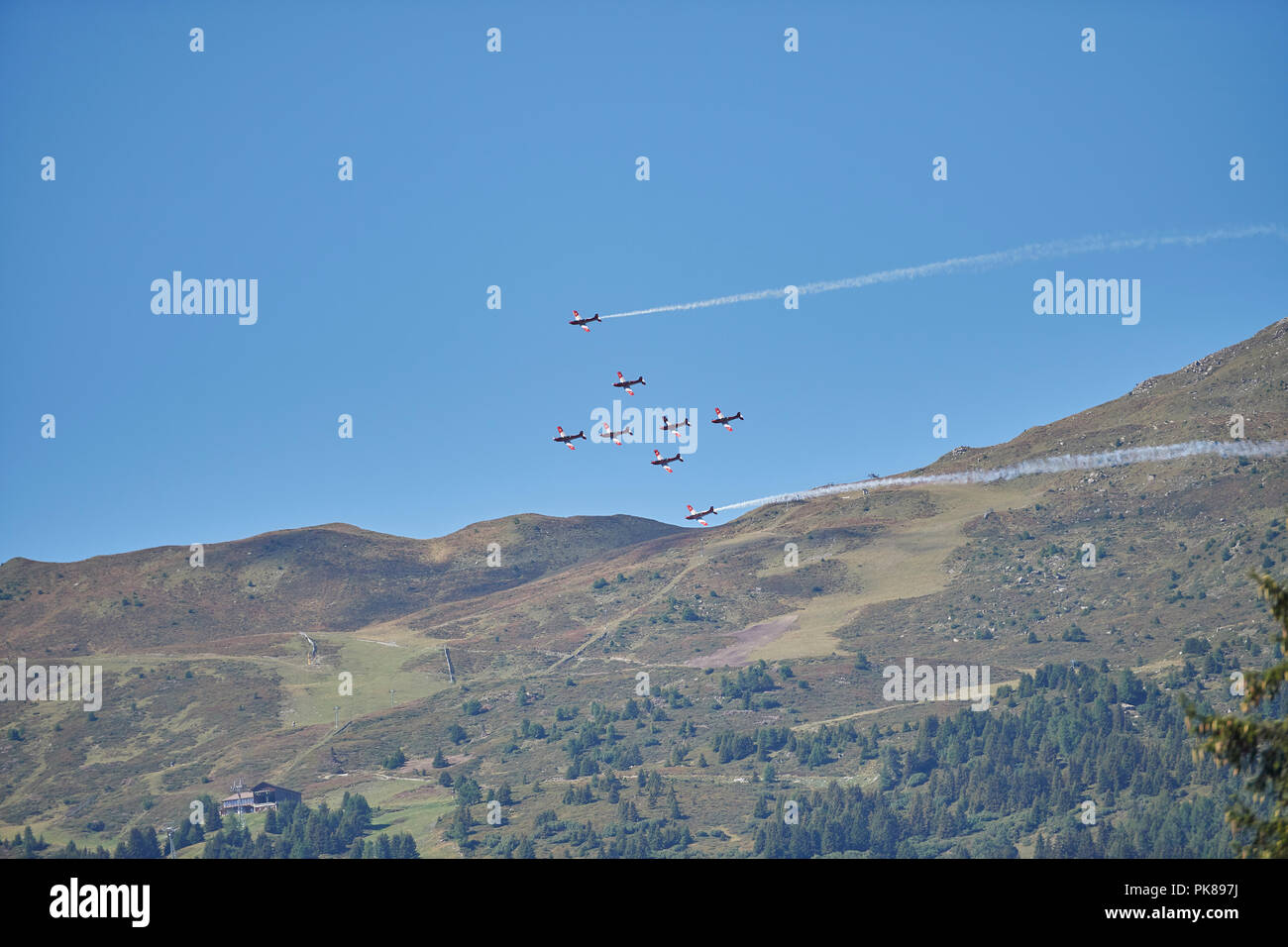 Lenzerheide, Schweiz. 8. September 2018. Die Schweizer Luftwaffe PC-7 Team führt eine Ausbildung Kunstflug Showcase während der UCI Mountainbike 2018 Stockfoto