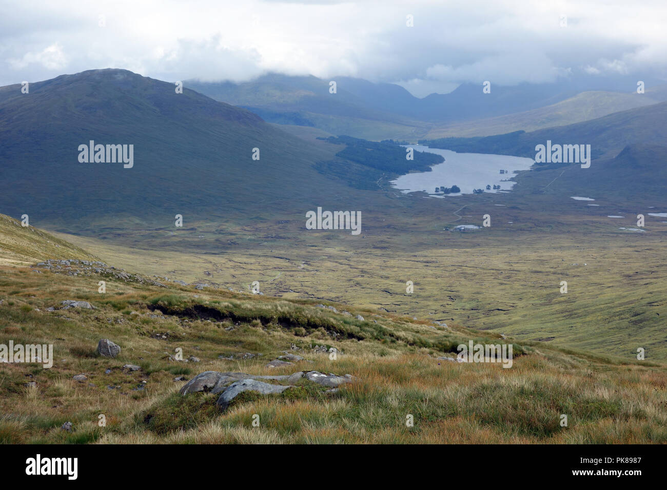 Der Munro Beinn na Lap und Loch Ossian von den Hängen der Schottischen Berge Corbett Leum Uilleim in den schottischen Highlands, Schottland, Großbritannien. Stockfoto