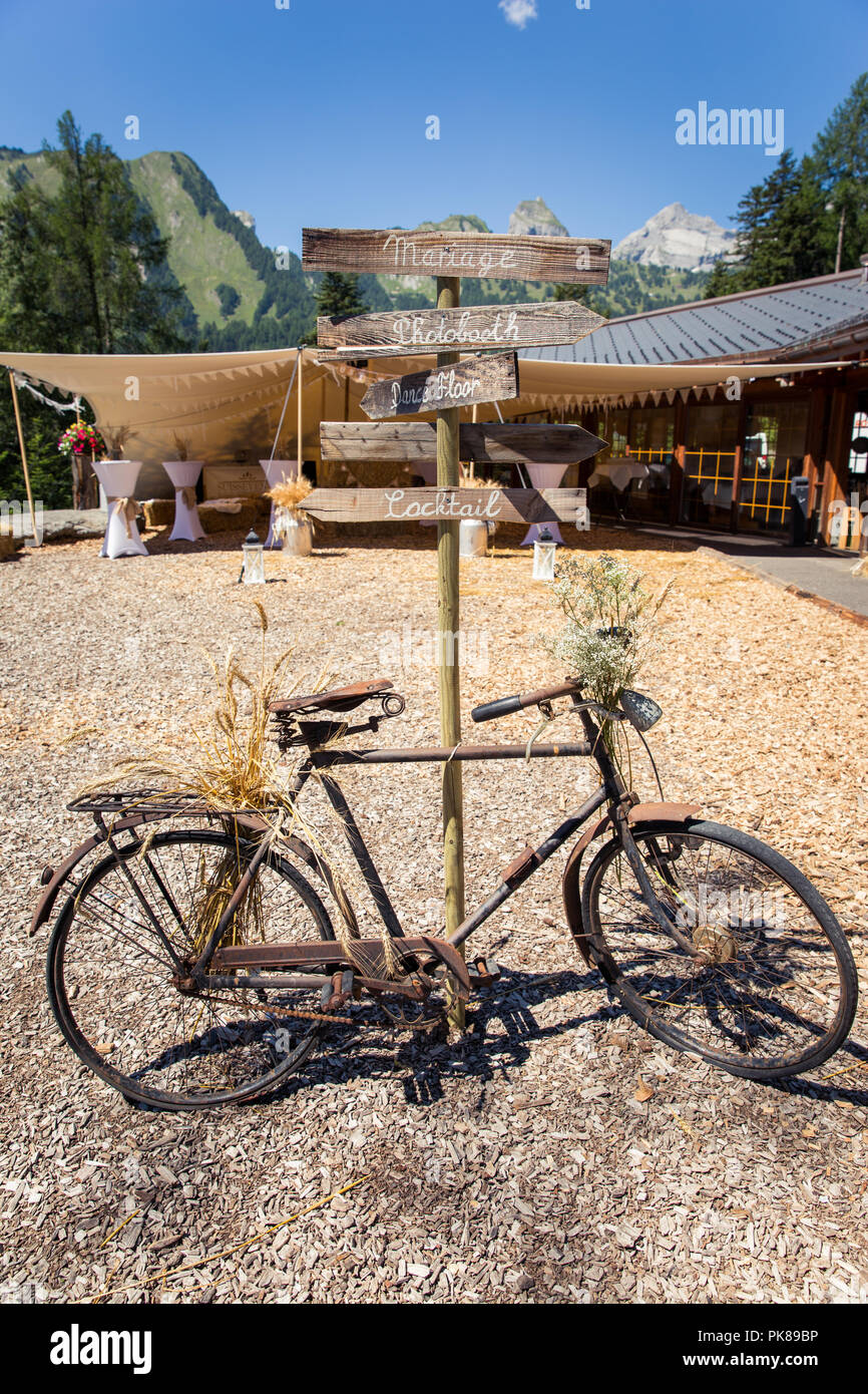 Rostiges Fahrrad- und Holz- Photo Booth Richtung Zeichen an Shabby Chic Hochzeit Stockfoto