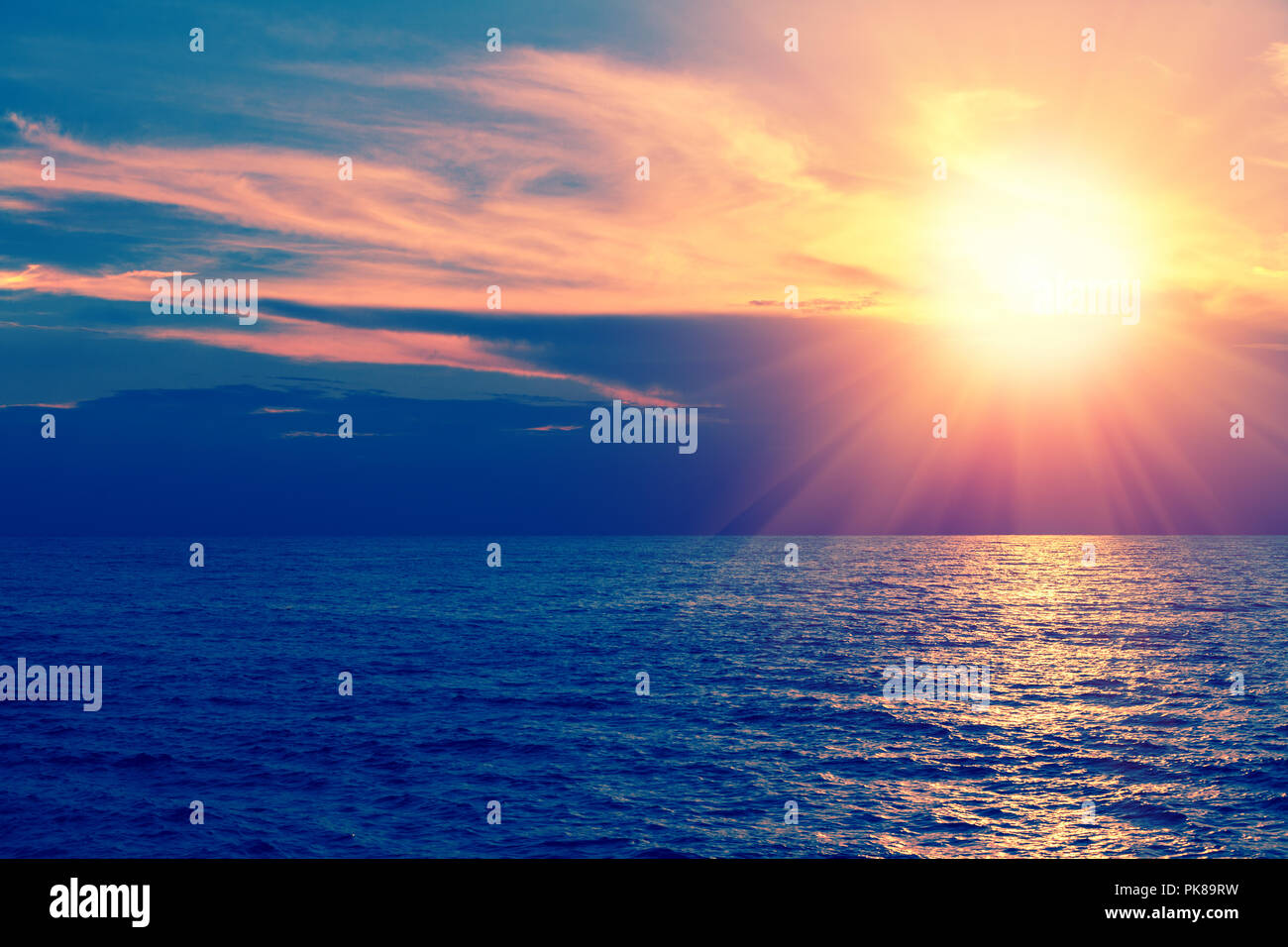 Am frühen Morgen, Sonnenaufgang über dem Meer. Schöne Landschaft Stockfoto