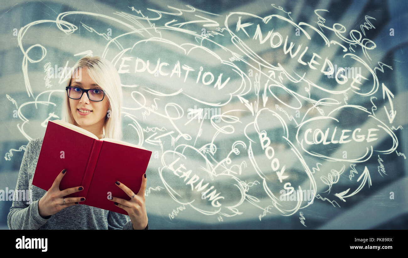 Junge Frau student Brillen tragen und halten ein Buch Planung ihrer Zukunft Bildung Prozess, sich Ziele zu setzen, hat viele Ideen wie Skizzen auf backgrou Stockfoto