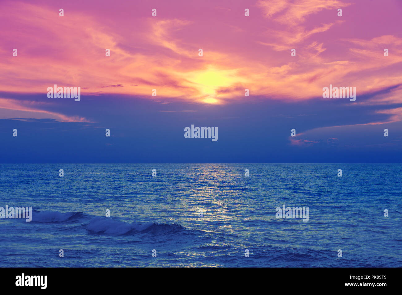 Am frühen Morgen, Sonnenaufgang über dem Meer. Schöne Landschaft Stockfoto