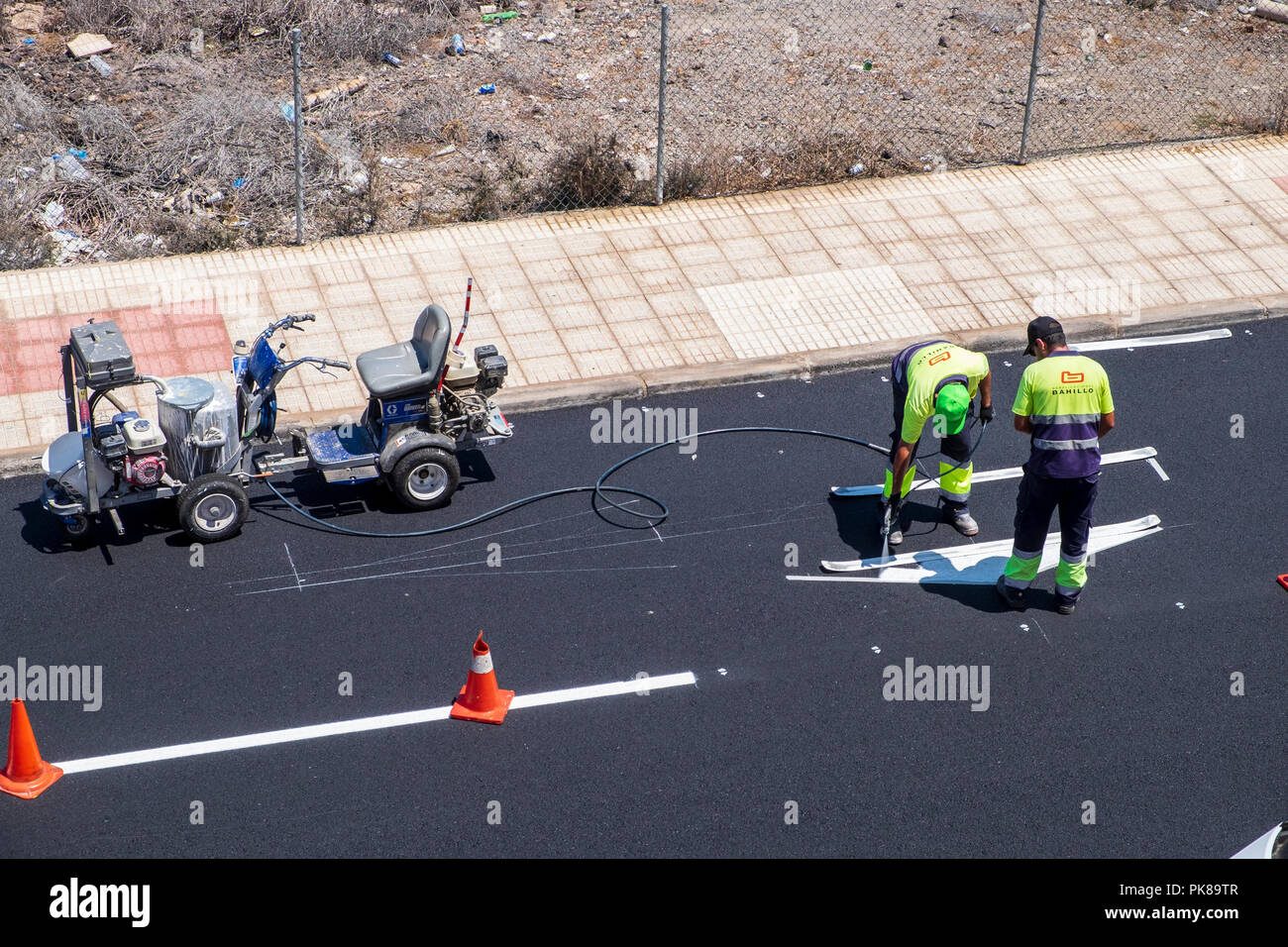 Malerei neue Fahrbahnmarkierungen auf einer neu asphaltierten Abschnitten Straße Stockfoto