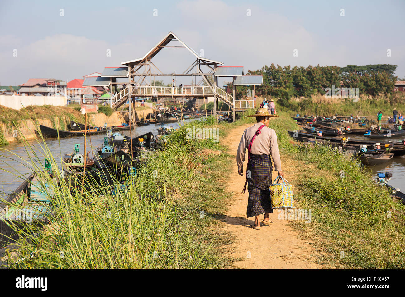 Eine lokale auf dem Weg zur Phaung Daw Oo Market am frühen Morgen. Inle See, Myanmar (Birma). Stockfoto