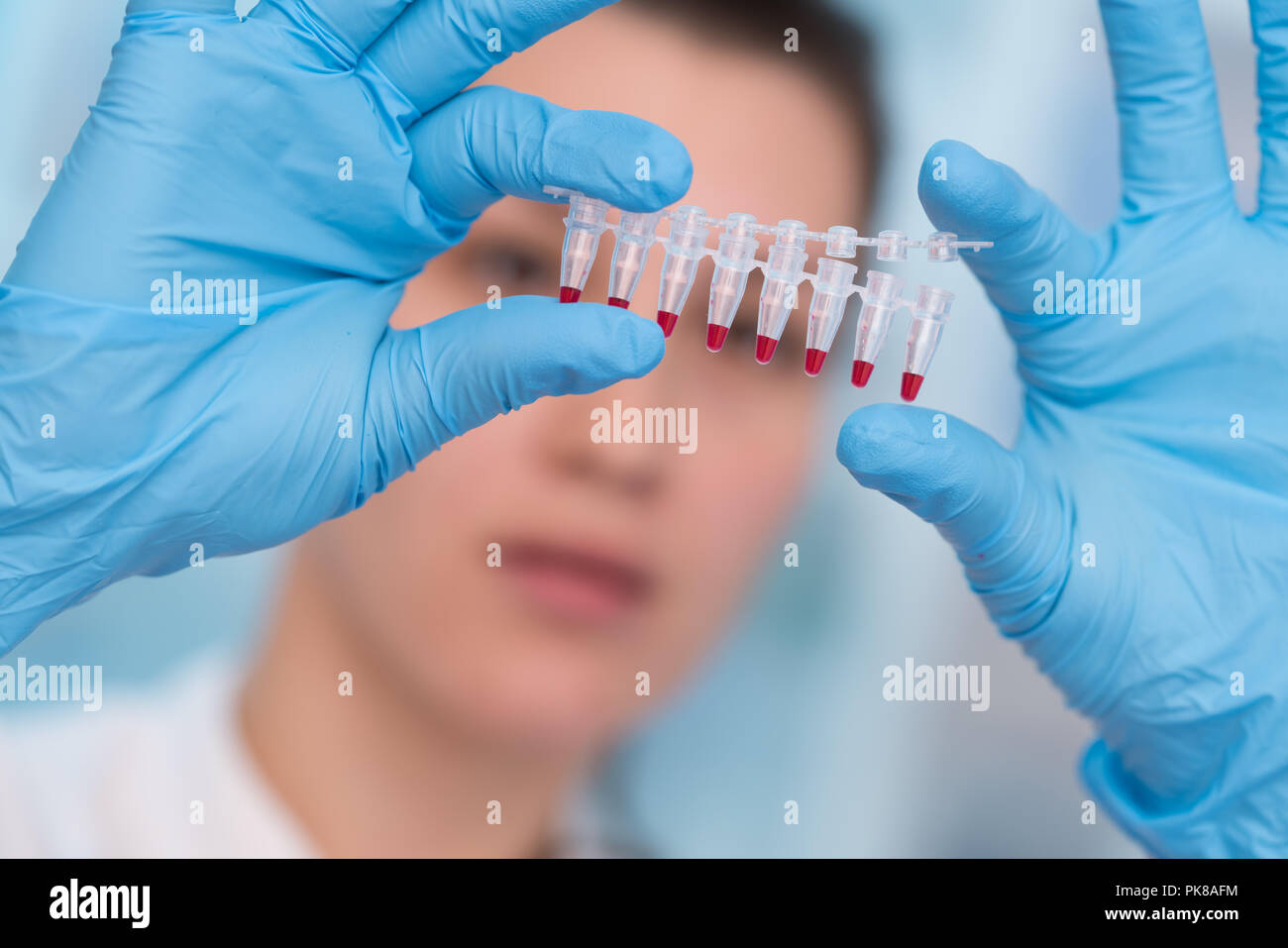 Junge Frau mit der genetischen Forschung im Labor Forschung von Krebserkrankungen Stockfoto