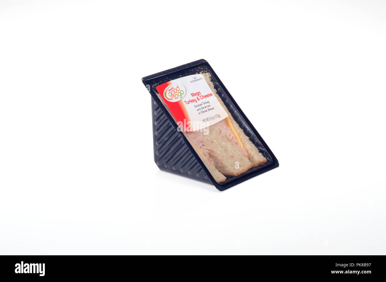 Geräucherter Truthahn und Käse auf Brot aus Weizen vorbereitet Takeaway Paket Sandwich auf Weiß Stockfoto