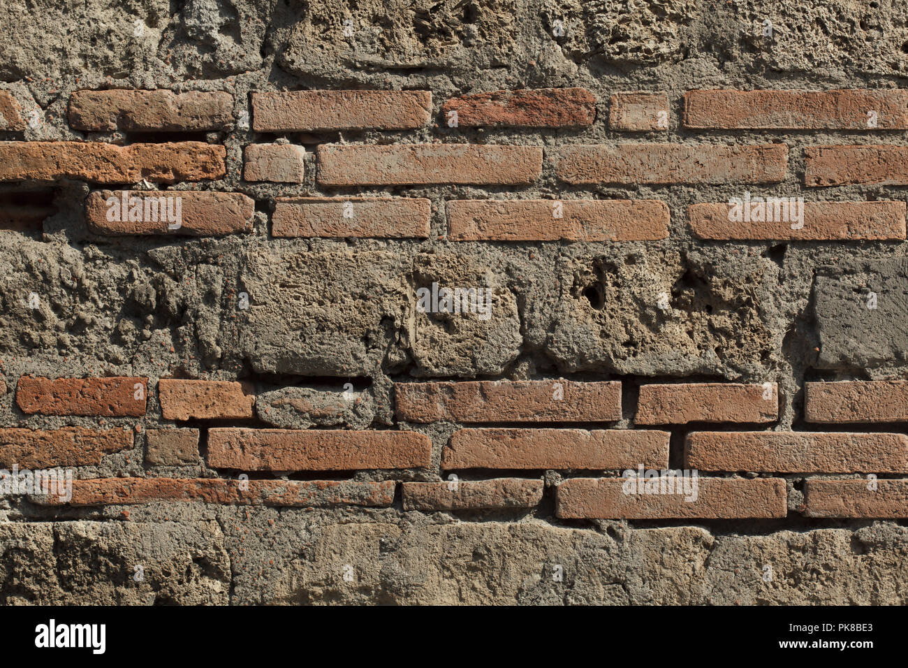 Alte Mauer in die archäologische Stätte von Pompeji (Pompei) in der Nähe von Neapel, Kampanien, Italien. Stockfoto