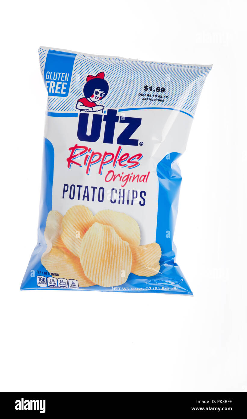 Tasche von UTZ Kräuselung Kartoffelchips auf Weiß Stockfoto