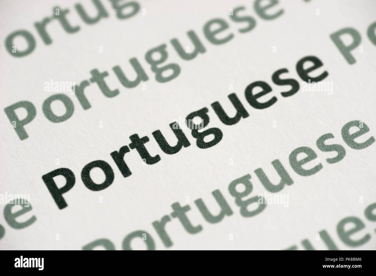 Wort portugiesischer Sprache auf weißem Papier Makro gedruckt Stockfoto