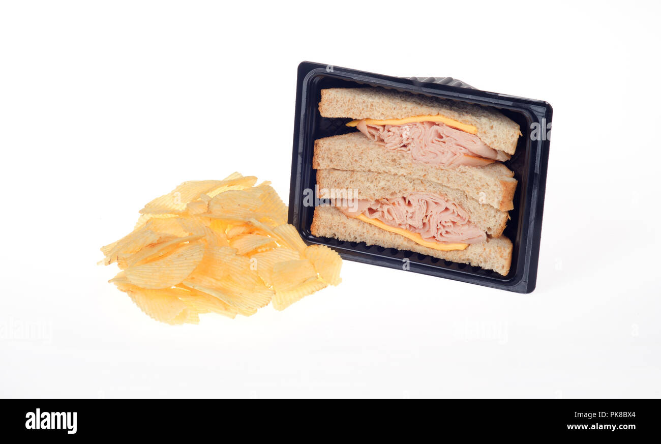 Türkei und Käse Sandwich zum Mitnehmen im Paket mit Kartoffelchips oder Pommes auf weißem Hintergrund bereit, geräuchert Stockfoto
