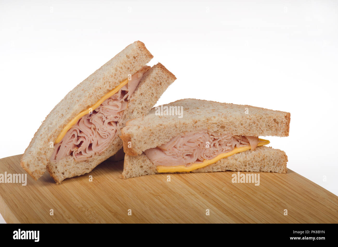 Türkei und Käse Sandwich auf Vollkornbrot mit Holz Schneidebrett Stockfoto