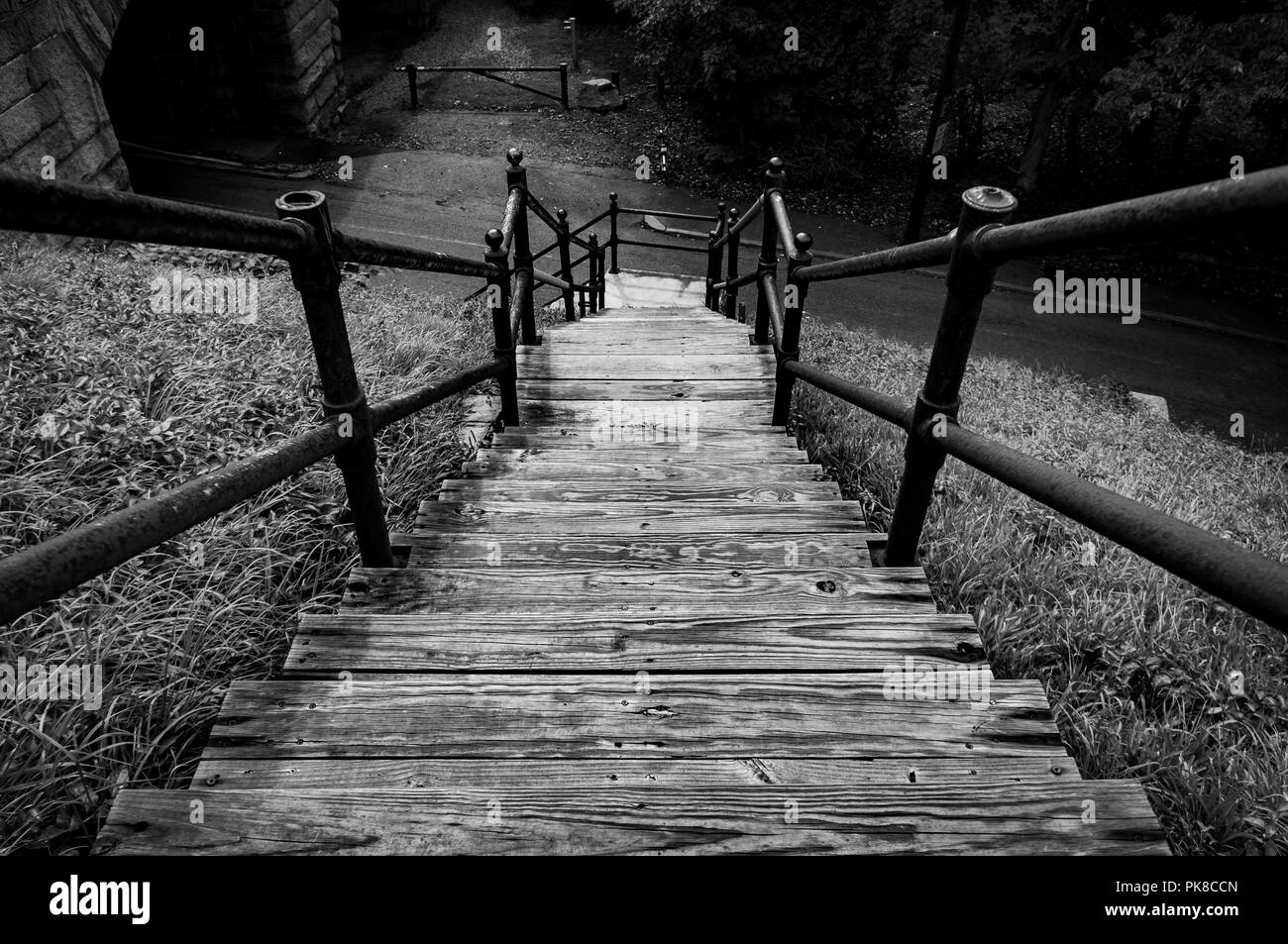 Treppen B&W BW gehen, unten von der historischen Echo Bridge in Newton, Upper Falls, MA Stockfoto