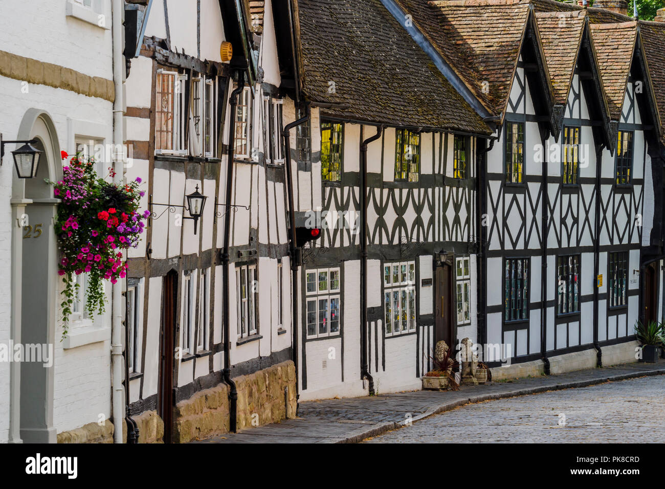 Gepflasterten Straße mit mittelalterlichen Fachwerkhäusern im Mill Street Warwick Warwickshire West Midlands England Stockfoto