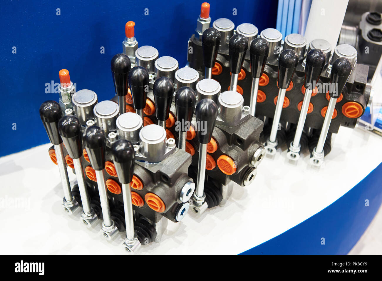 Wegeventile für hydraulische Maschinen Stockfoto