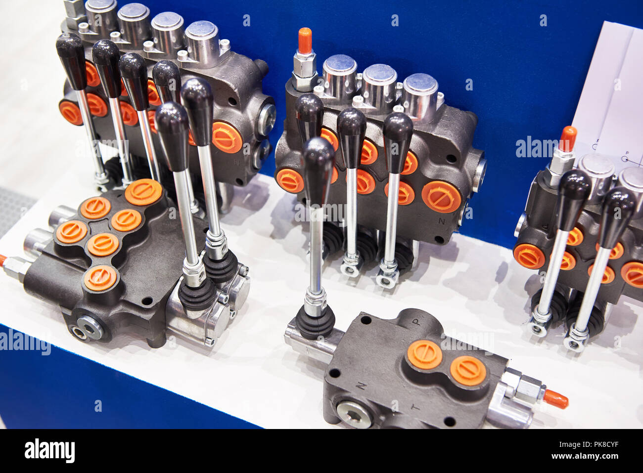 Wegeventile für hydraulische Maschinen Stockfoto