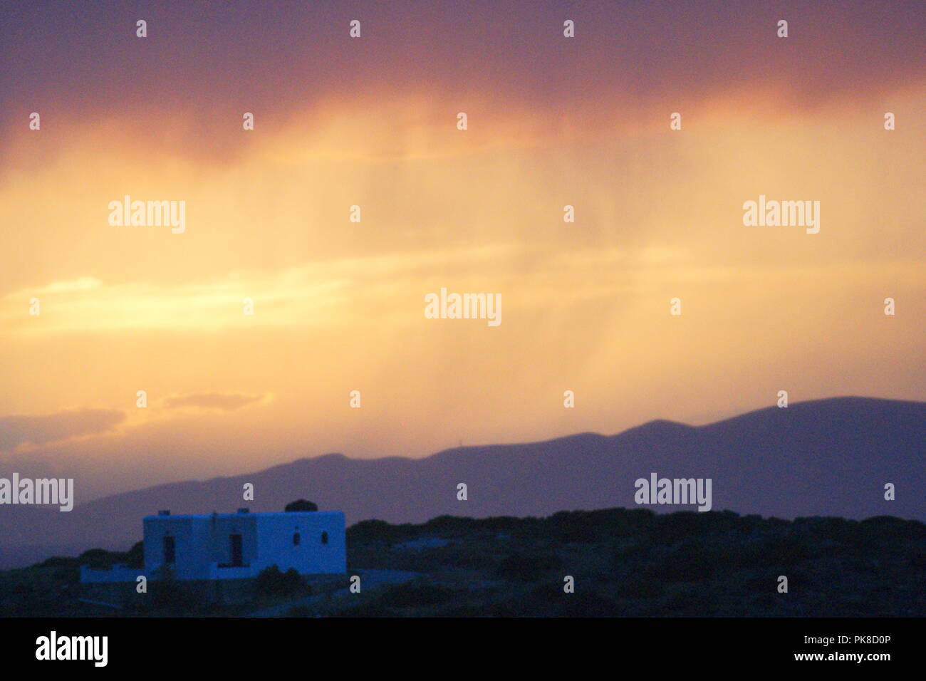 Griechenland, die abgelegene, schöne kleine Insel Irakleia. Wolkenlandschaft mit starkem Regen und einem dramatischen Himmel. Speicherplatz kopieren. Stockfoto