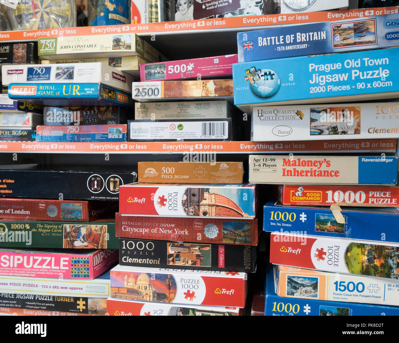Gesellschaftsspiele und Puzzles in Sue Ryder Charity Shop. Großbritannien Stockfoto