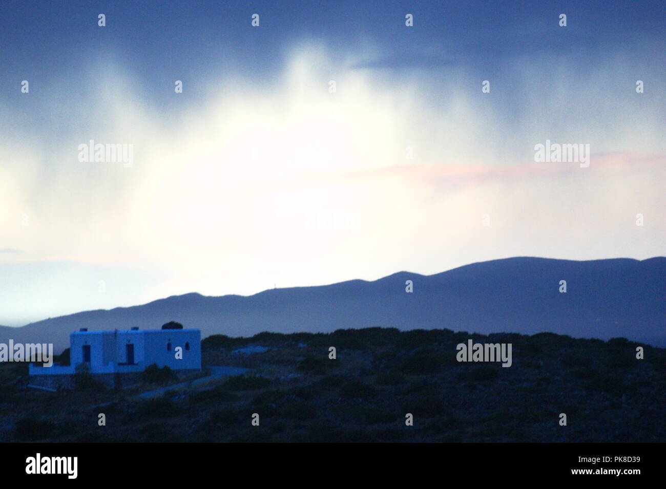 Griechenland, die schöne kleine Insel Irakleia. Wolkenlandschaft mit Donner und Regen und einem dramatischen Himmel. Speicherplatz kopieren. Stockfoto