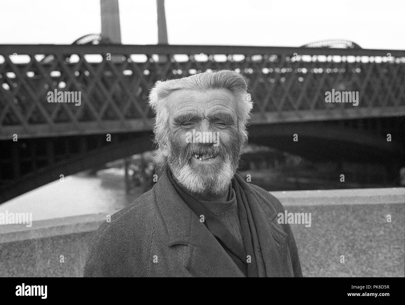 Alte Menschen auf der Blackfriars Bridge in London 1960 Stockfoto