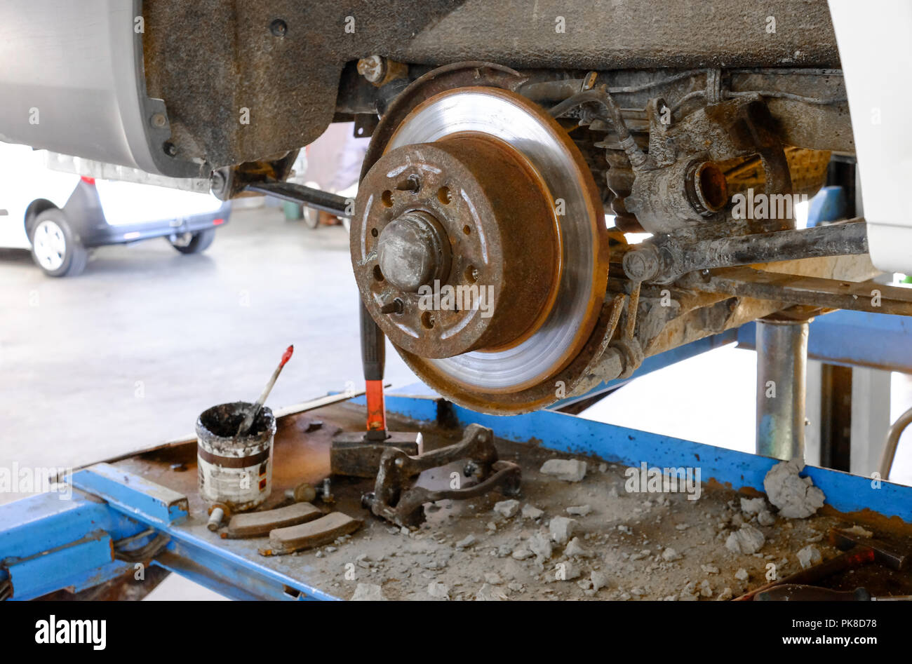 Bremsscheiben hinten eines leichten Lkw sind in einer KFZ-Werkstatt geprüft Stockfoto