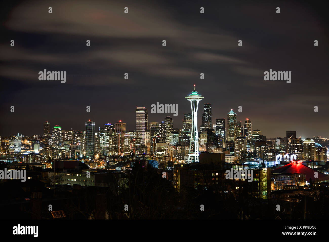 Seattle Skyline und Space Needle von Kerry Park bei Nacht Stockfoto