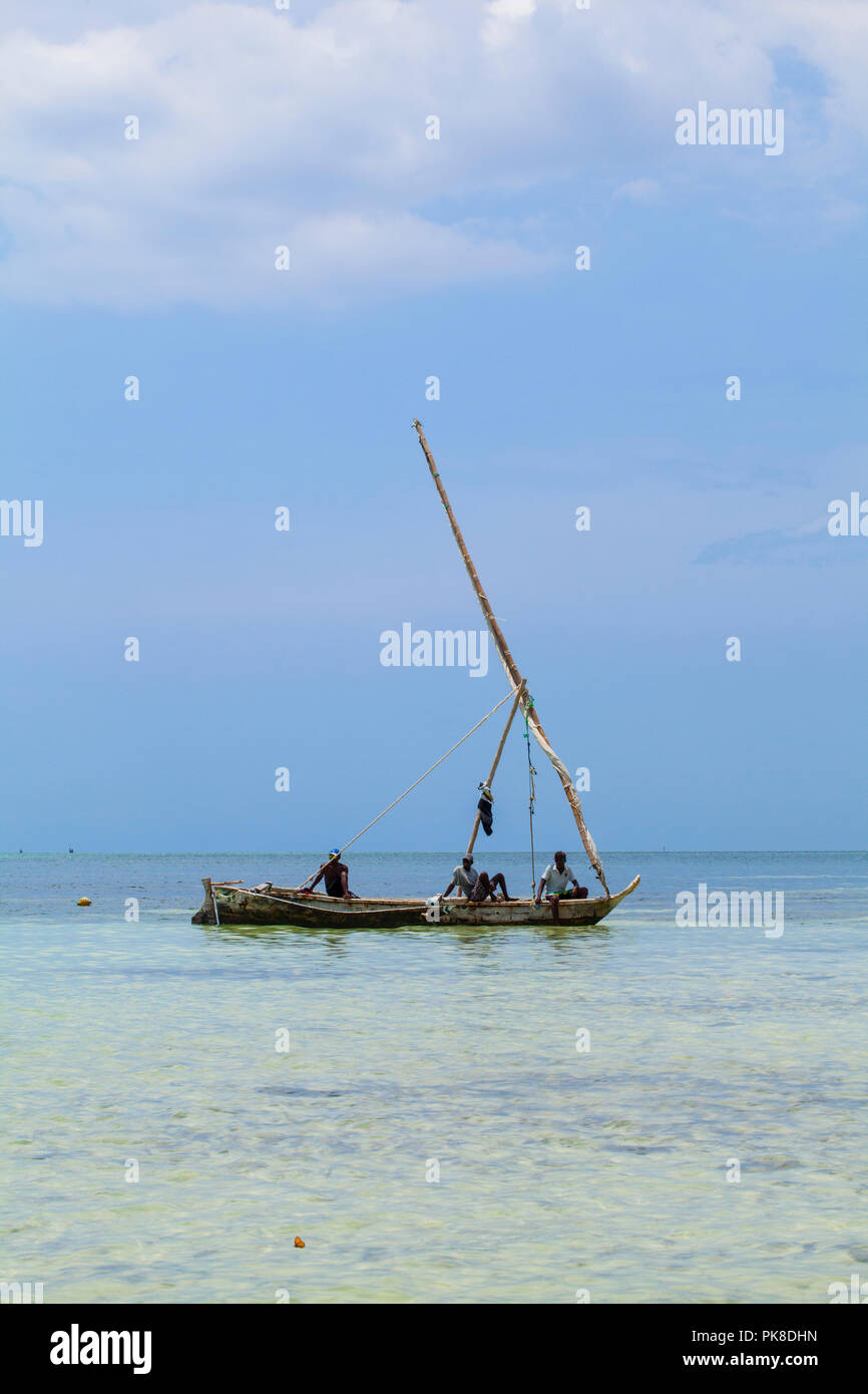 - GALU KINONDO, KENIA - Januar 26, 2018: Traditionelle afrikanische Fischerboot, von Mango Tree, in einem Galu Beach, Kenia Stockfoto