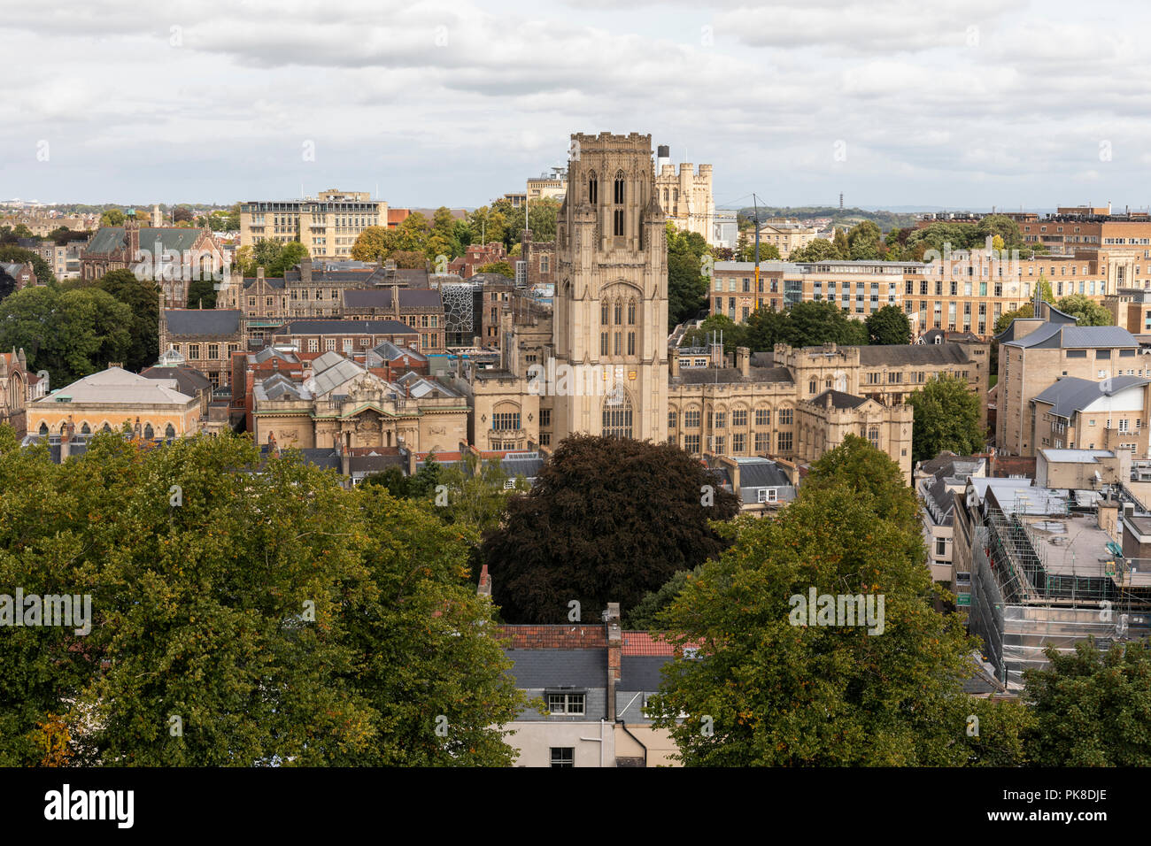 Blick auf das Wills Memorial Building der Universität Bristol und die Stadt Bristol vom Cabot Tower, Brandon Hill Park, City of Bristol, England, Großbritannien Stockfoto