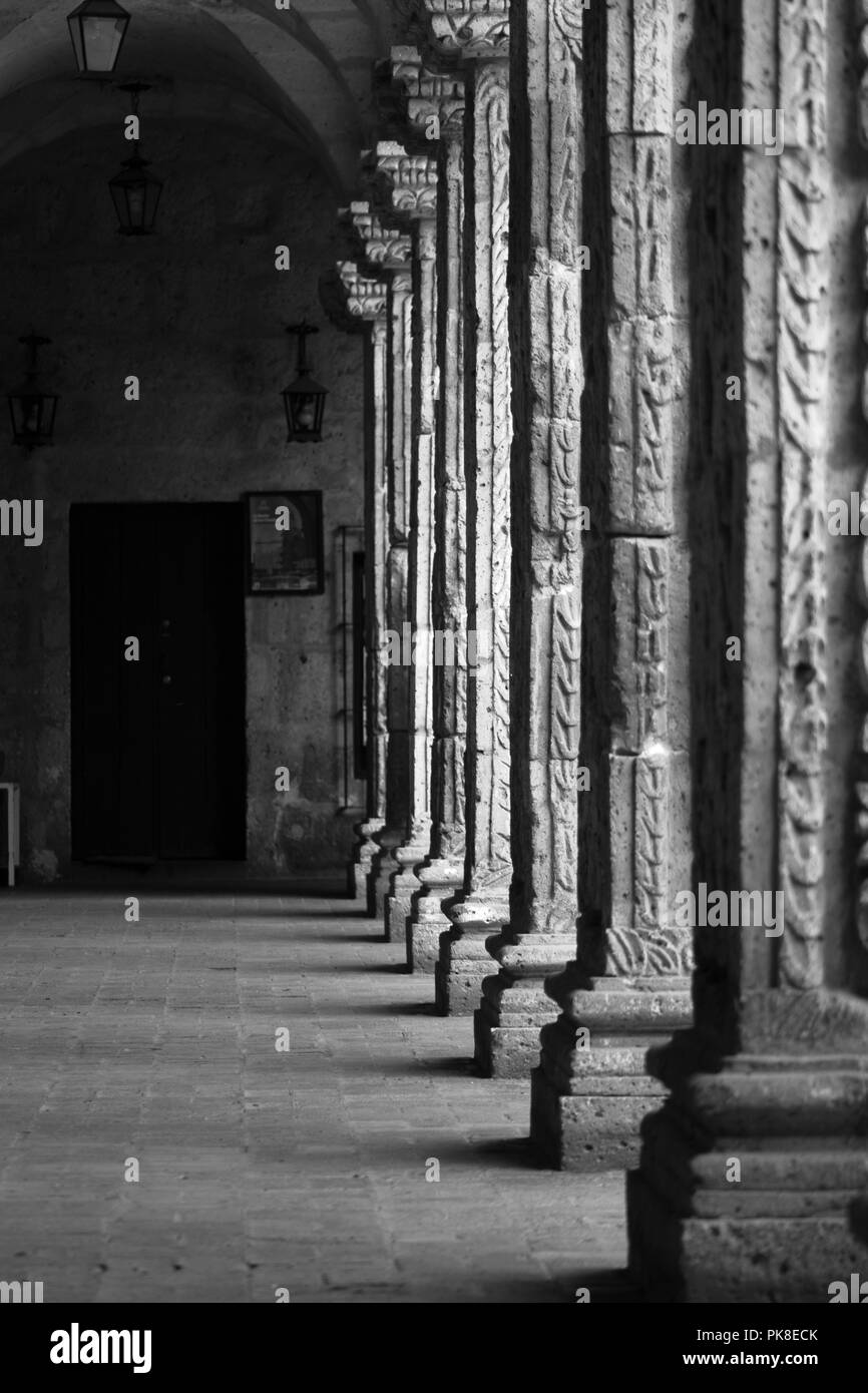 Säulen der ein Quadrat mit Säulen der barocken Architektur in Arequipa-Peru Stockfoto