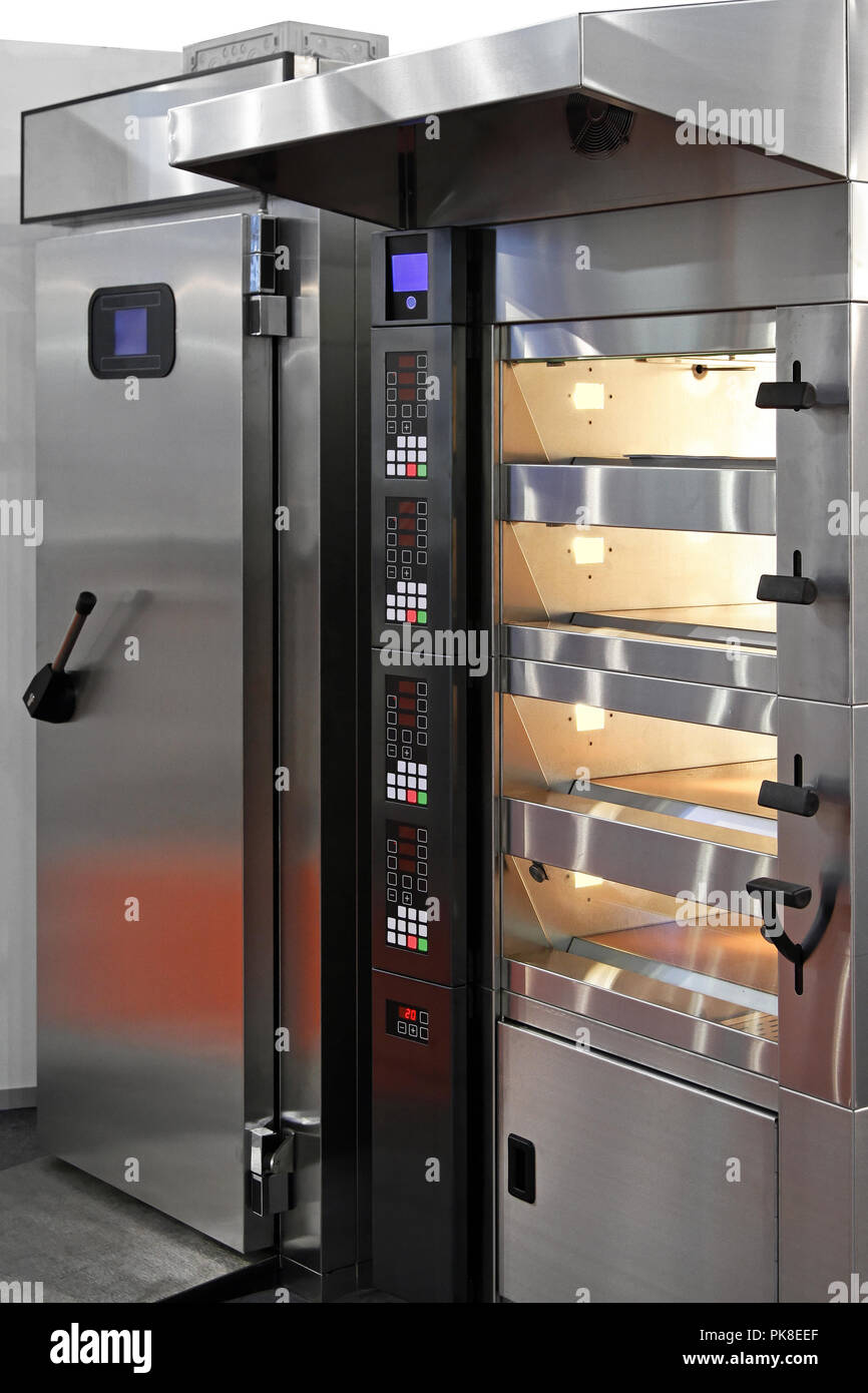 Digitale vier Level Backofen in großen Bäckerei Stockfoto