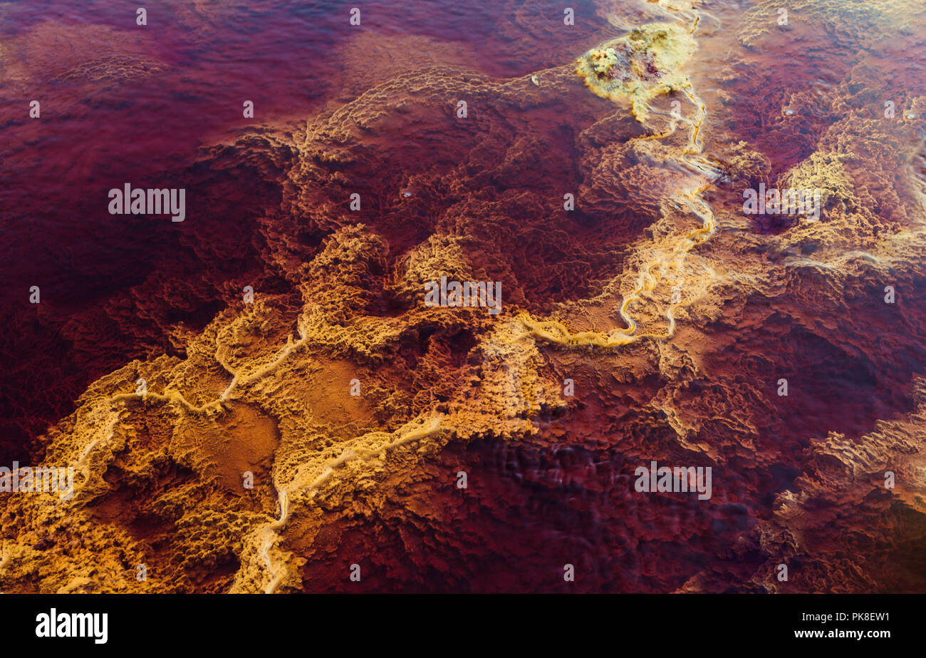 Gelbe Stromatolithen durch rote Wasser durch die Mineralien dieser Gewässer umgeben, diese Umgebung Aufgrund seiner Ähnlichkeit zum Mars untersucht wird. Stockfoto