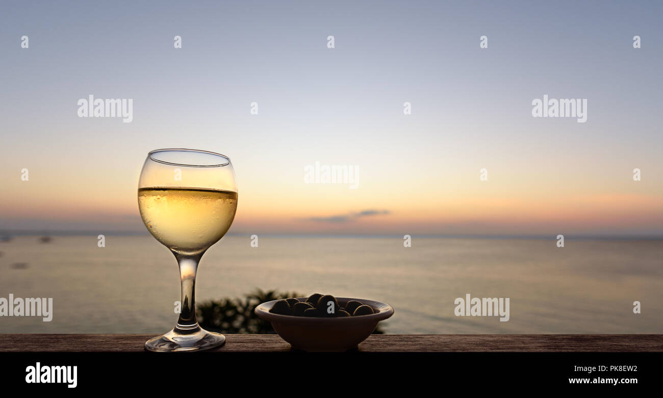 Sonnenuntergang in Sansibar mit Glas Weißwein Stockfoto