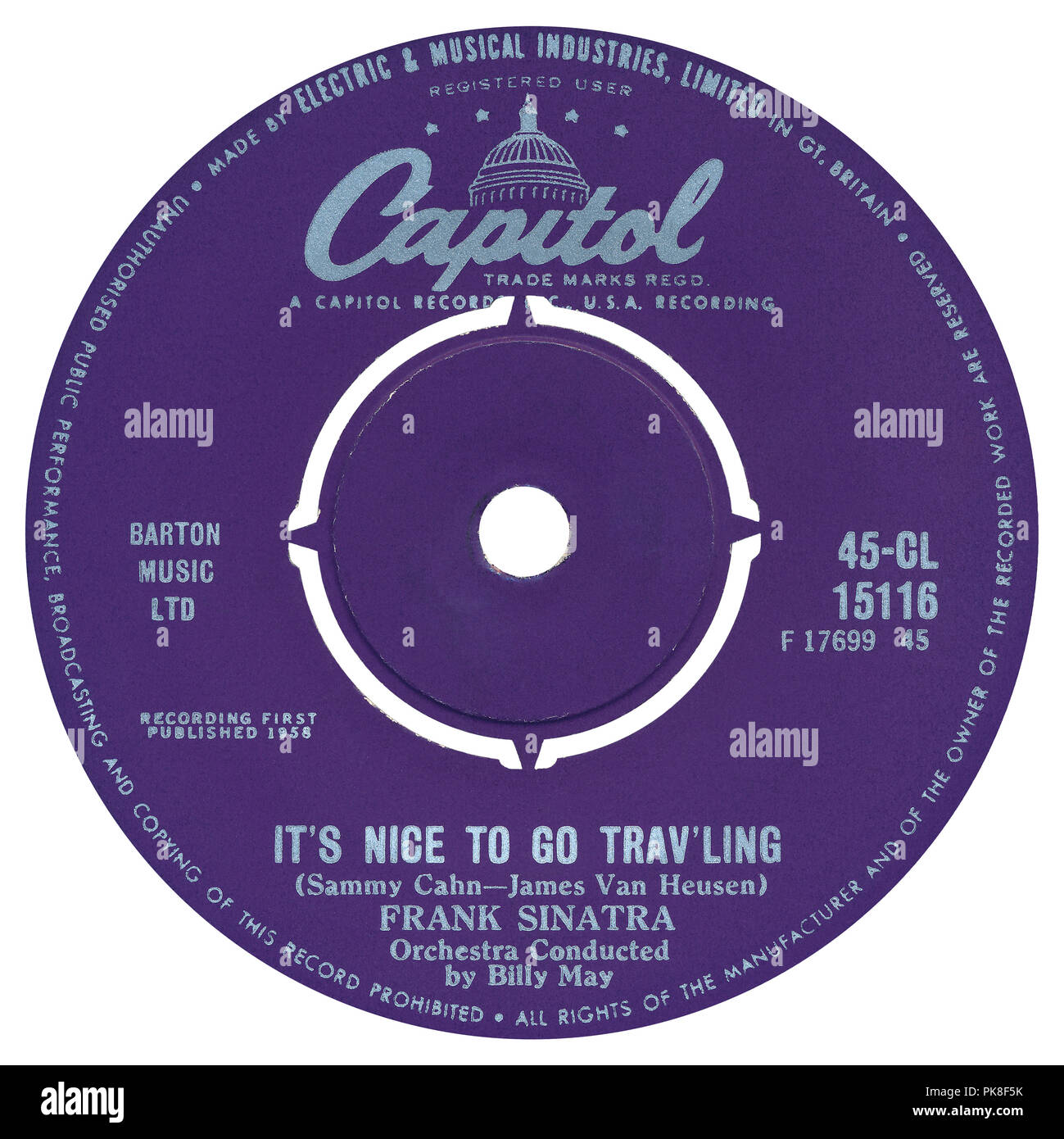 UK 45 U/min 7" Single von Es ist schön zu gehen Trav'ling von Frank Sinatra auf dem Kapitol Label von 1960 (obwohl beide Tracks sind von der LP 1958 Come Fly With Me) von Sammy Cahn und Jimmy Van Heusen, durch Voyle Gilmore produziert und von Billy May arrangiert geschrieben. Stockfoto