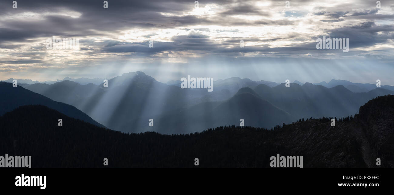 Markante Panoramablick auf die Landschaft der Kanadischen Bergwelt mit Sonnenstrahlen während eines bewölkten Morgen. In der Nähe von Vancouver, BC, Kanada. Stockfoto