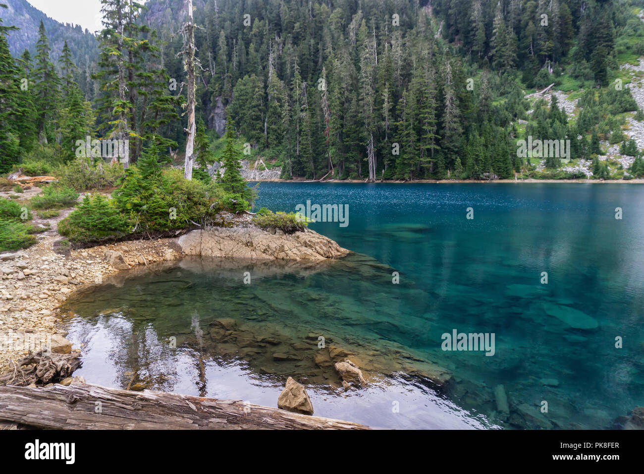 Schönen See, die von der kanadischen Bergen umgeben. Bei Brunswick Lake, nördlich von Vancouver, BC, Kanada. Stockfoto