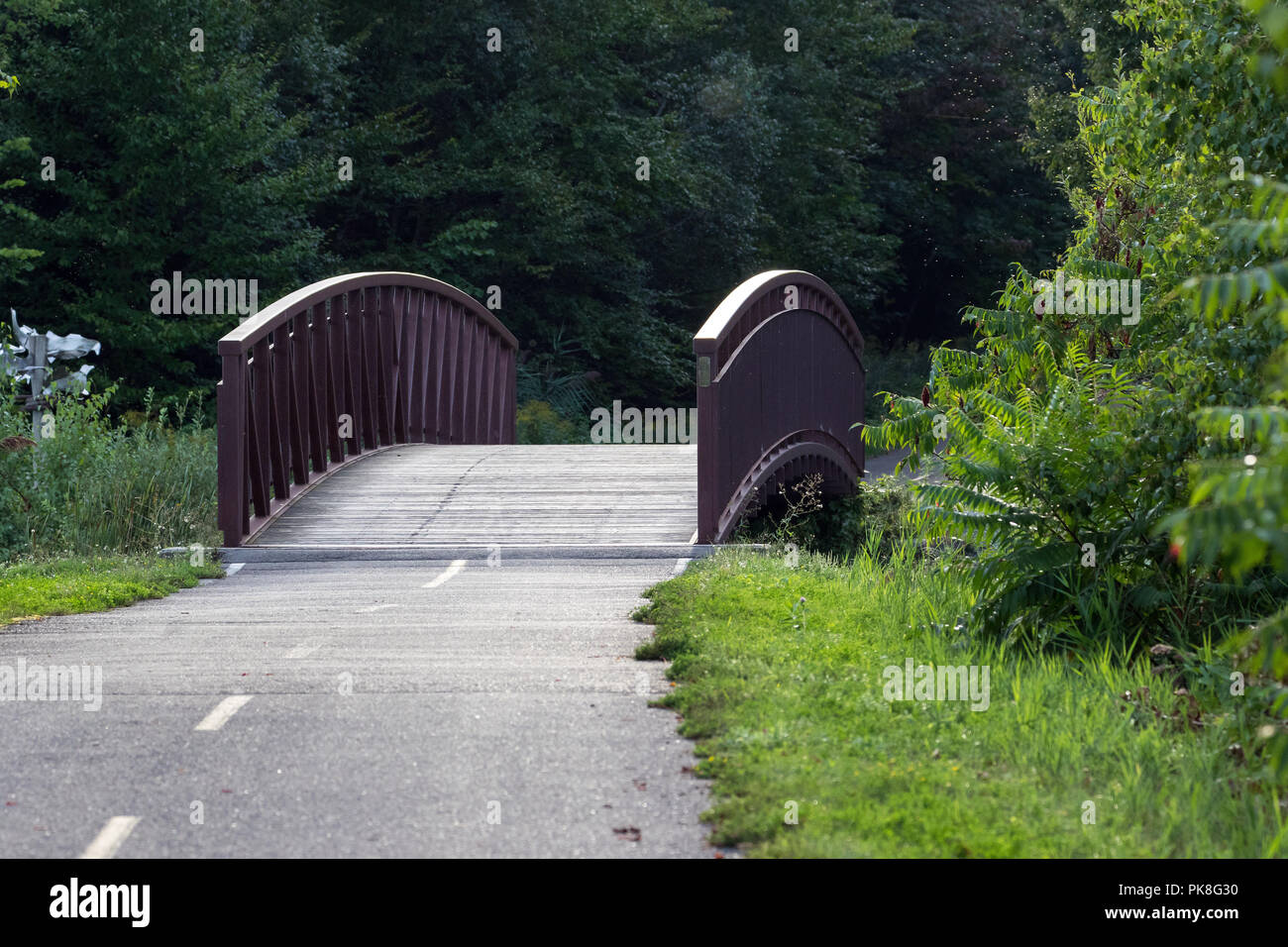 Anfang September im Centre d'Interpretation de la Nature de Lac Boivin, Granby, Québec, Kanada. Eine der Brücken auf dem Radweg um Lac Boiv Stockfoto