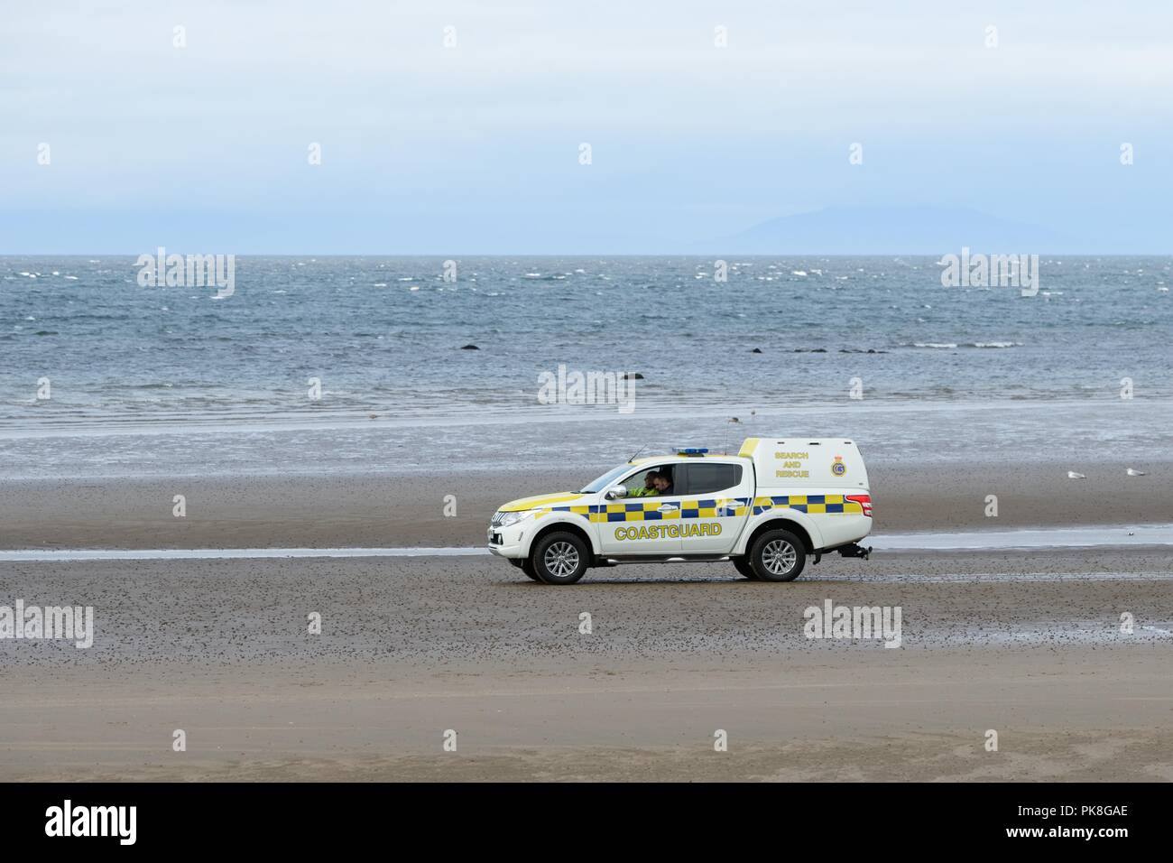 Küstenwache 4x4 Fahrzeug entlang der Strand in Ayr, Schottland, UK fahren auf einen Zurückweichenden tide. Stockfoto