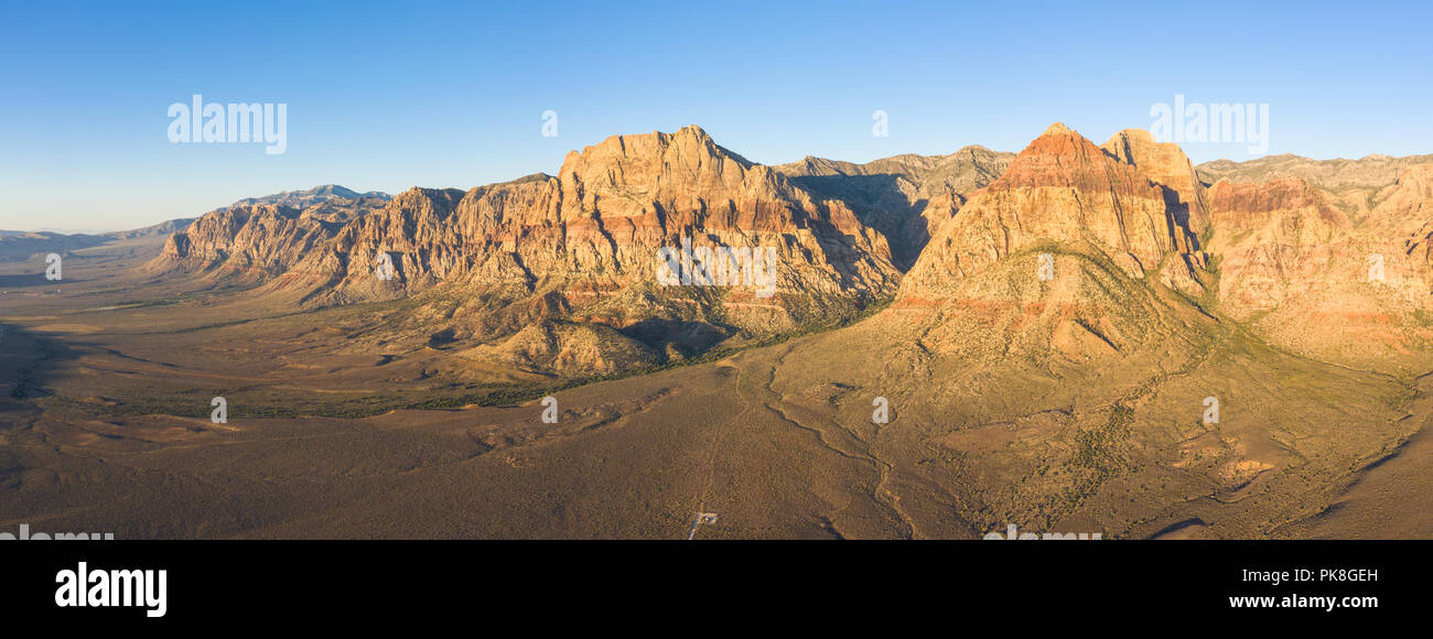 Frühe Licht auf die massive geologische Formationen in der Red Rock Canyon National Conservation Area, liegt etwas außerhalb von Las Vegas, NV. Stockfoto
