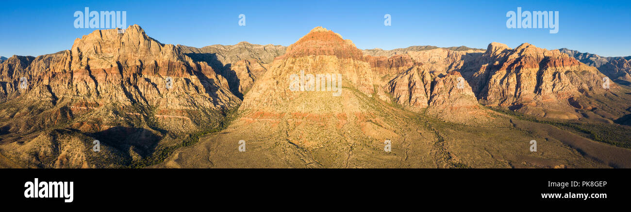 Frühe Licht auf die massive geologische Formationen in der Red Rock Canyon National Conservation Area, liegt etwas außerhalb von Las Vegas, NV. Stockfoto