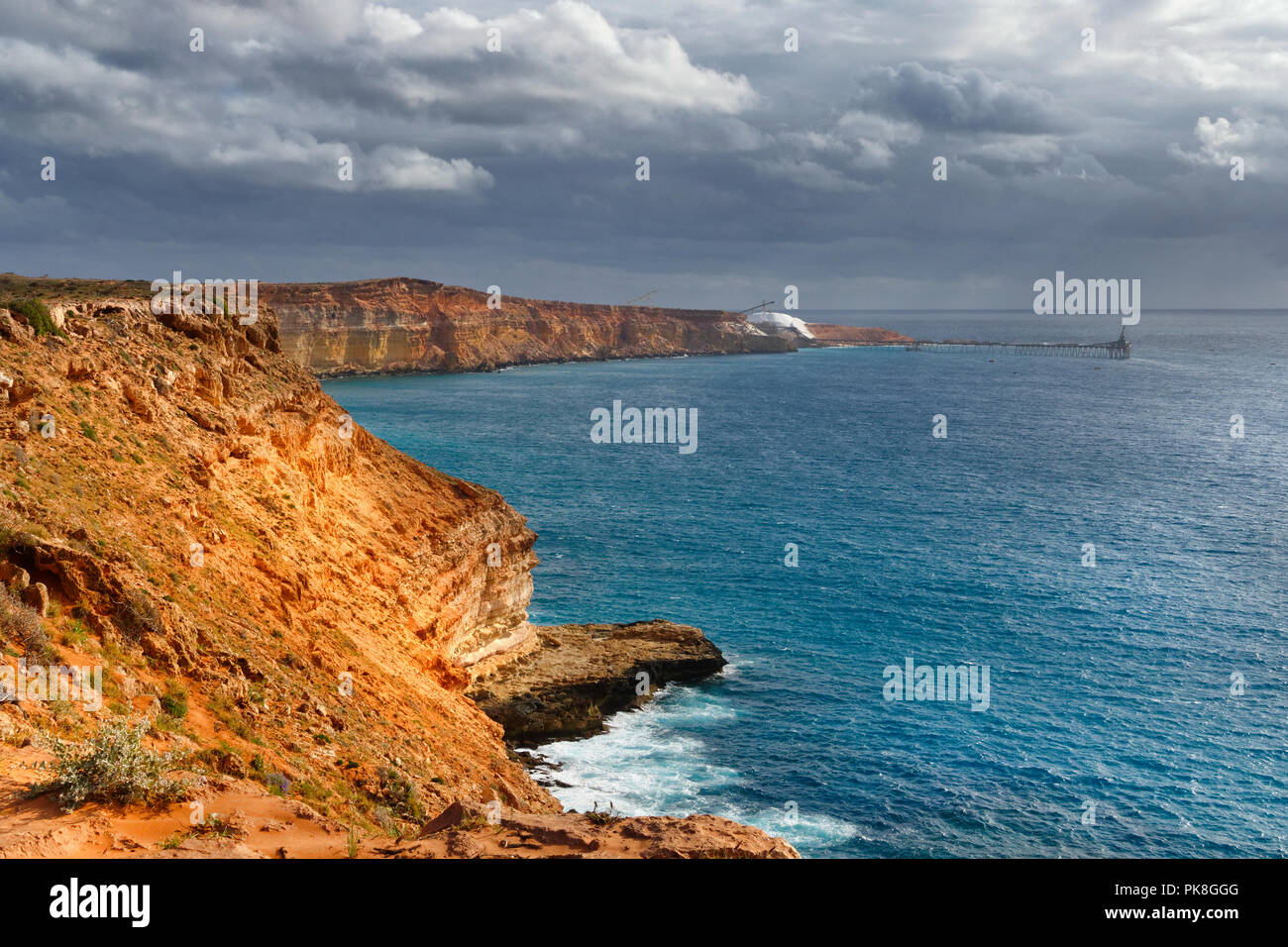 Steilküsten, die zu Lake McLeod Salz Schiff Verladeanlage, Quobba, Gascoyne, Western Australia Stockfoto