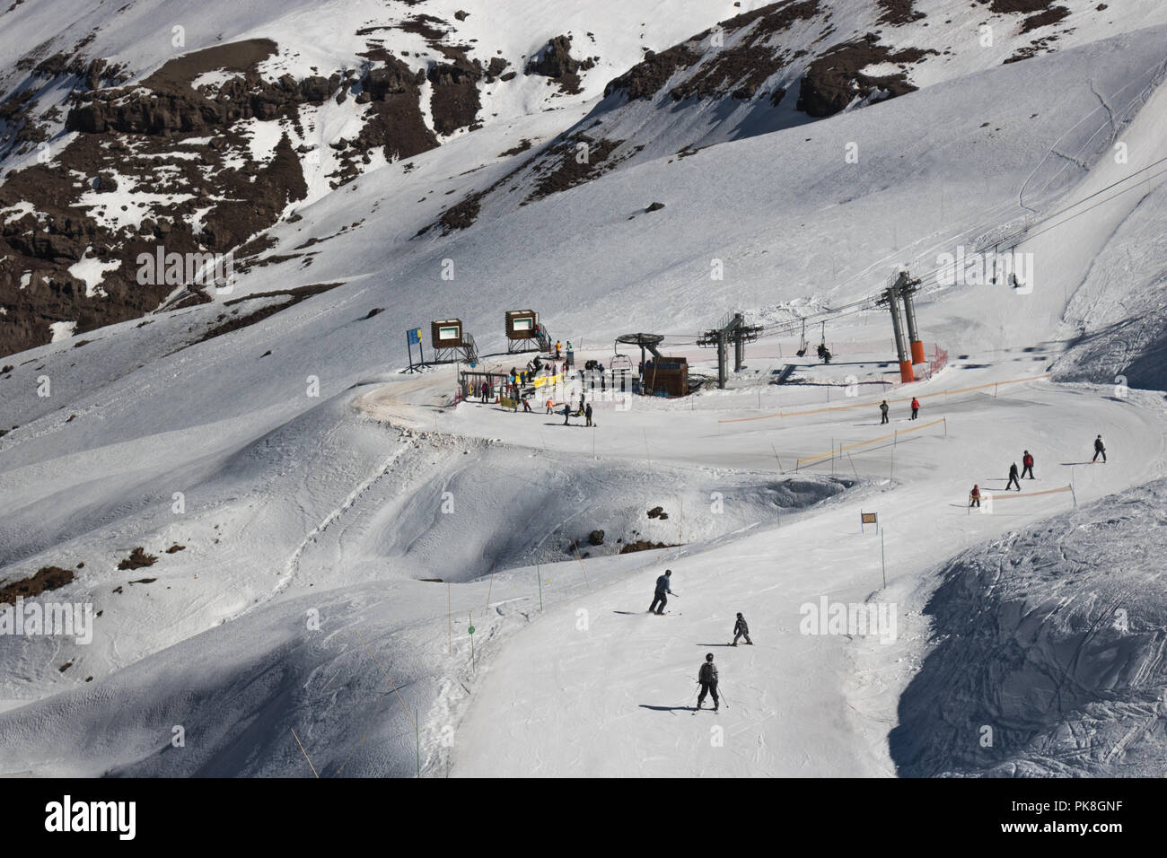Blick auf Leute genießen Valle Nevado Skipiste. Dieses ist ein großartiges Resort für Ski und Snowboard Kurse in den Anden, mit vielen Wanderwegen und Aktivitäten Stockfoto