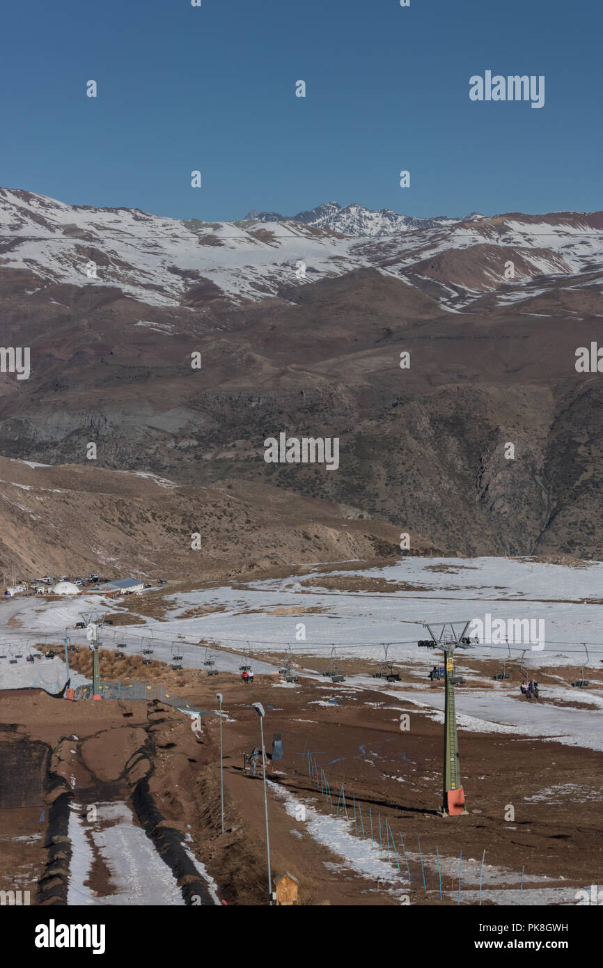 Blick auf den Skilift in Farellones Parks, mit einigen Snowy Mountains an der Rückseite. Es befindet sich 36 km von Santiago und auch in der Nähe zu anderen Skigebieten Stockfoto